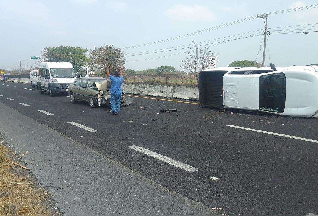 Automóvil y camioneta chocan en carretera Xalapa – Veracruz; hay 3 lesionados