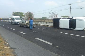 Automóvil y camioneta chocan en carretera Xalapa – Veracruz; hay 3 lesionados