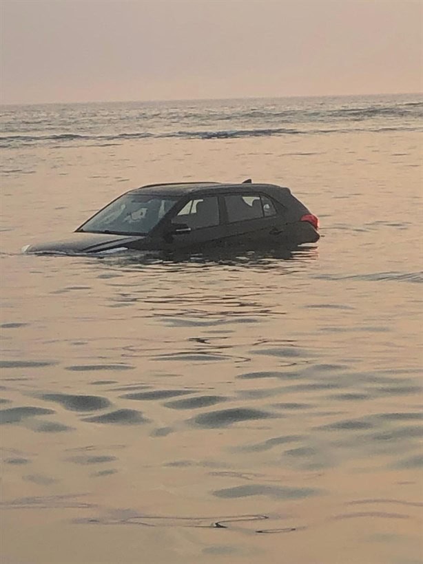 Camioneta se va mar adentro en playas de Boca del Río | VIDEO