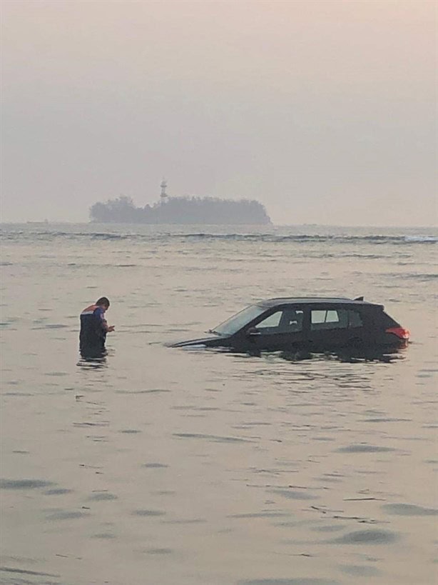 Camioneta se va mar adentro en playas de Boca del Río | VIDEO