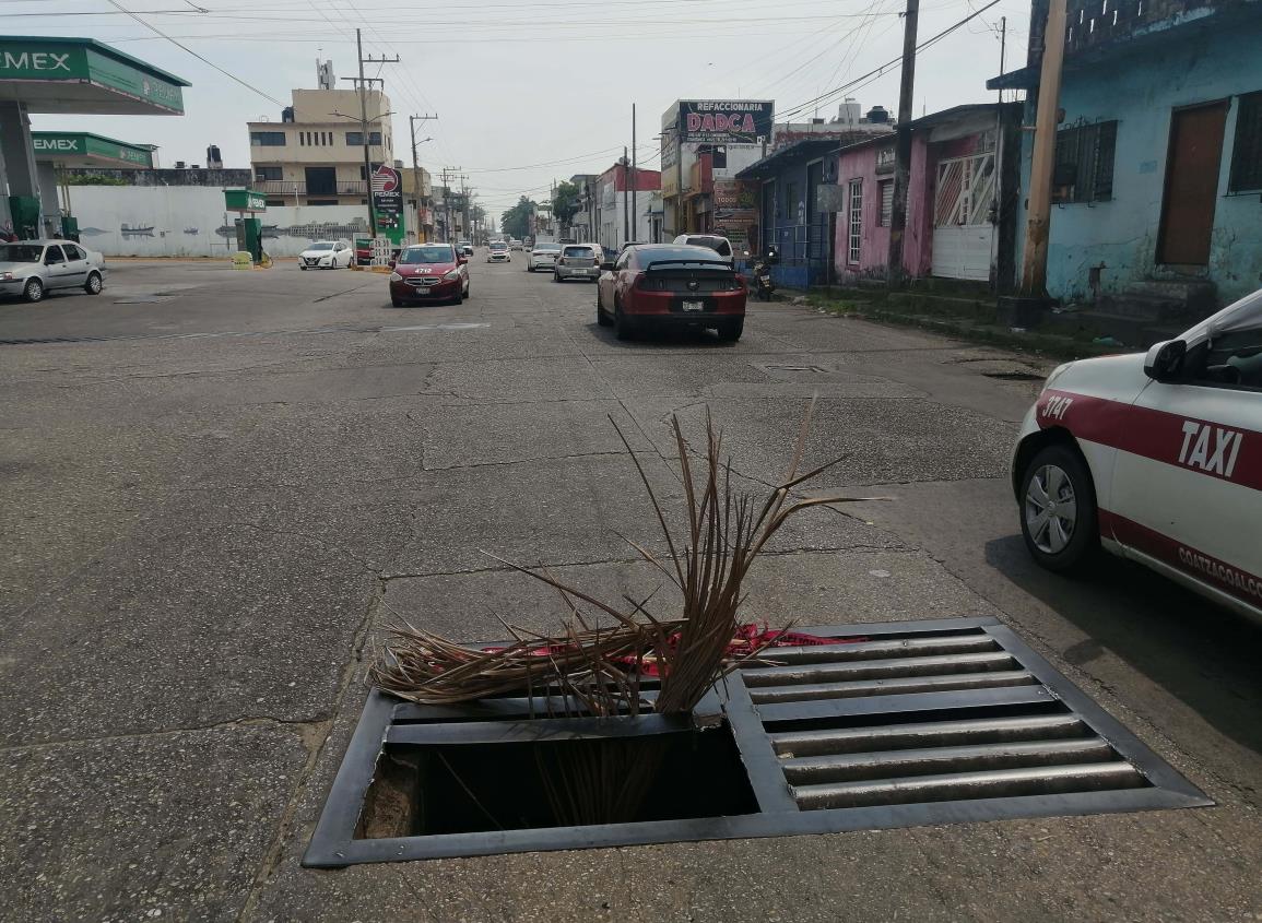 Alertan a conductores sobre peligroso agujero en la calle Transístmica