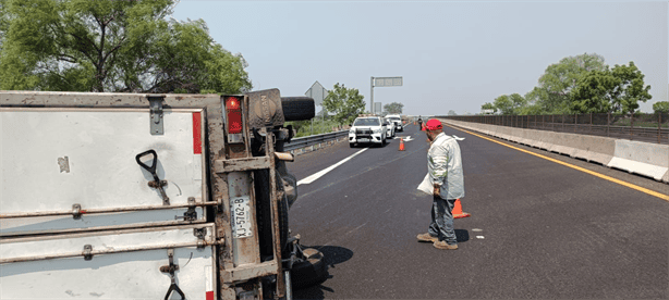 Vuelca camioneta en libramiento de Cardel: Conductor sale ileso