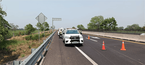 Vuelca camioneta en libramiento de Cardel: Conductor sale ileso