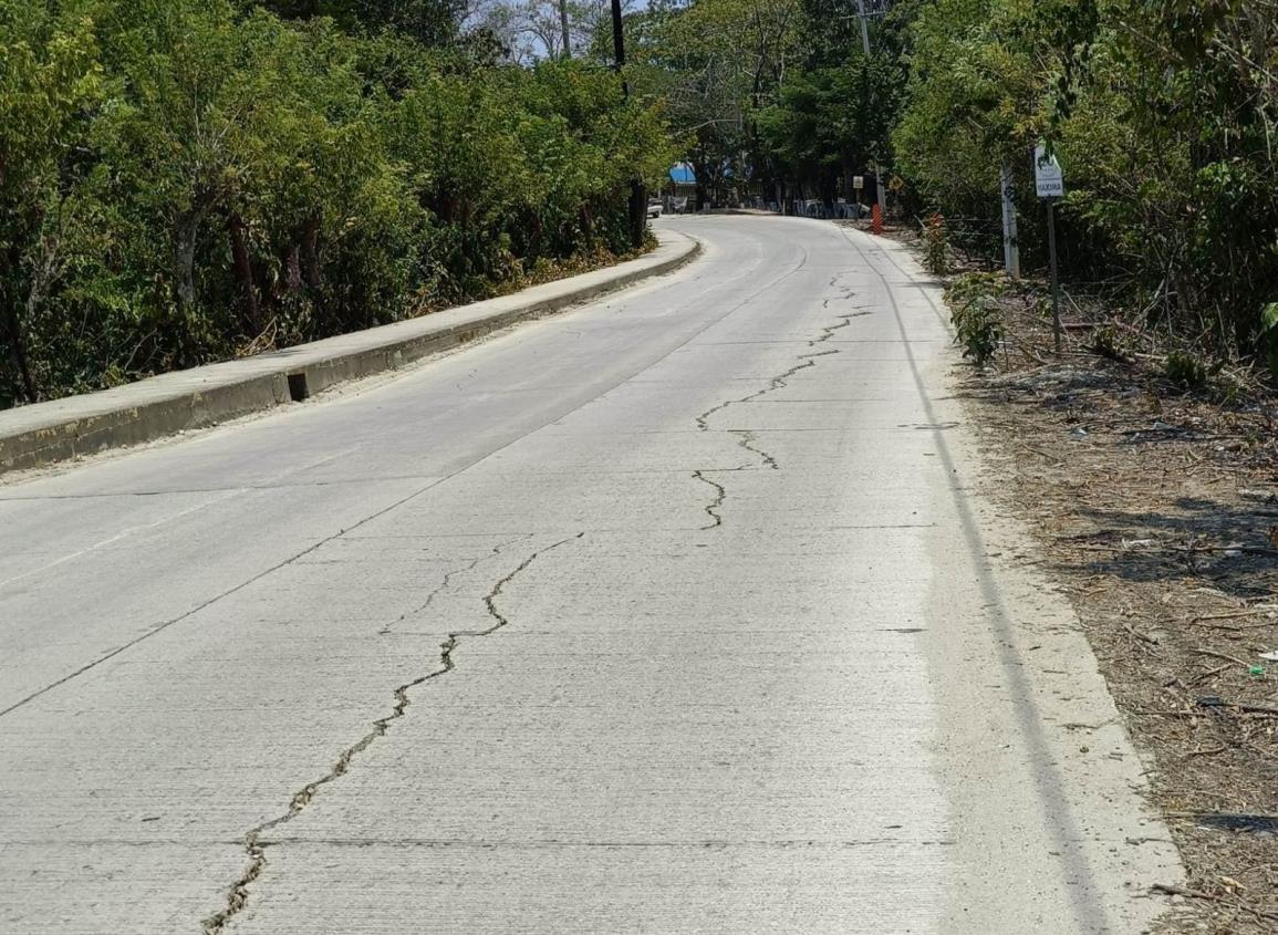 Paso de unidades pesadas deja  tramo carretero de Nanchital-Las Chopas en mal estado