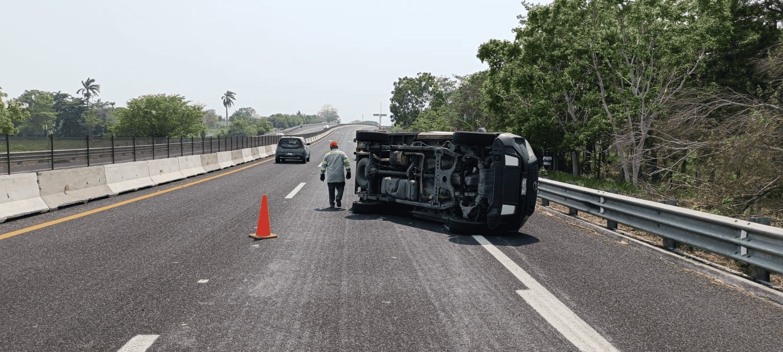 Vuelca camioneta en libramiento de Cardel: Conductor sale ileso