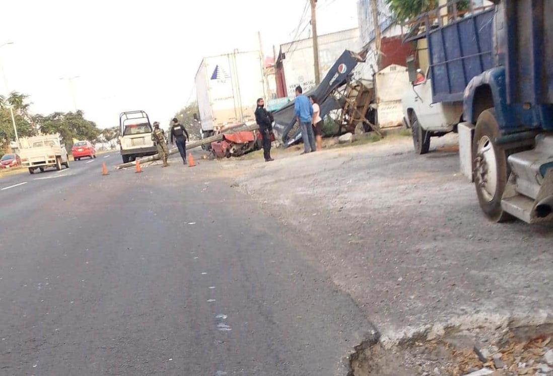 Tráiler derriba cables de luz y poste cae en automóvil en la carretera Veracruz – Xalapa