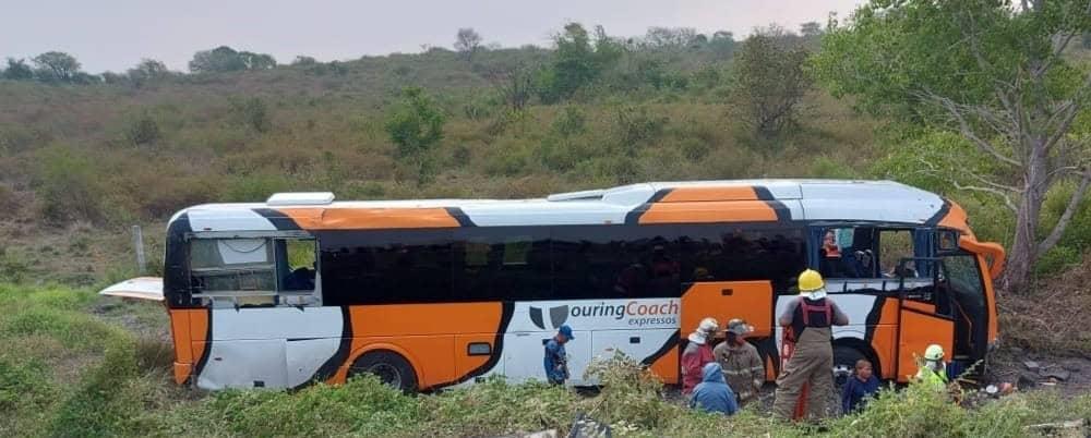 Vuelca autobús en carretera Poza Rica - Cardel; hay 10 turistas lesionados