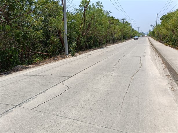 Paso de unidades pesadas deja  tramo carretero de Nanchital-Las Chopas en mal estado