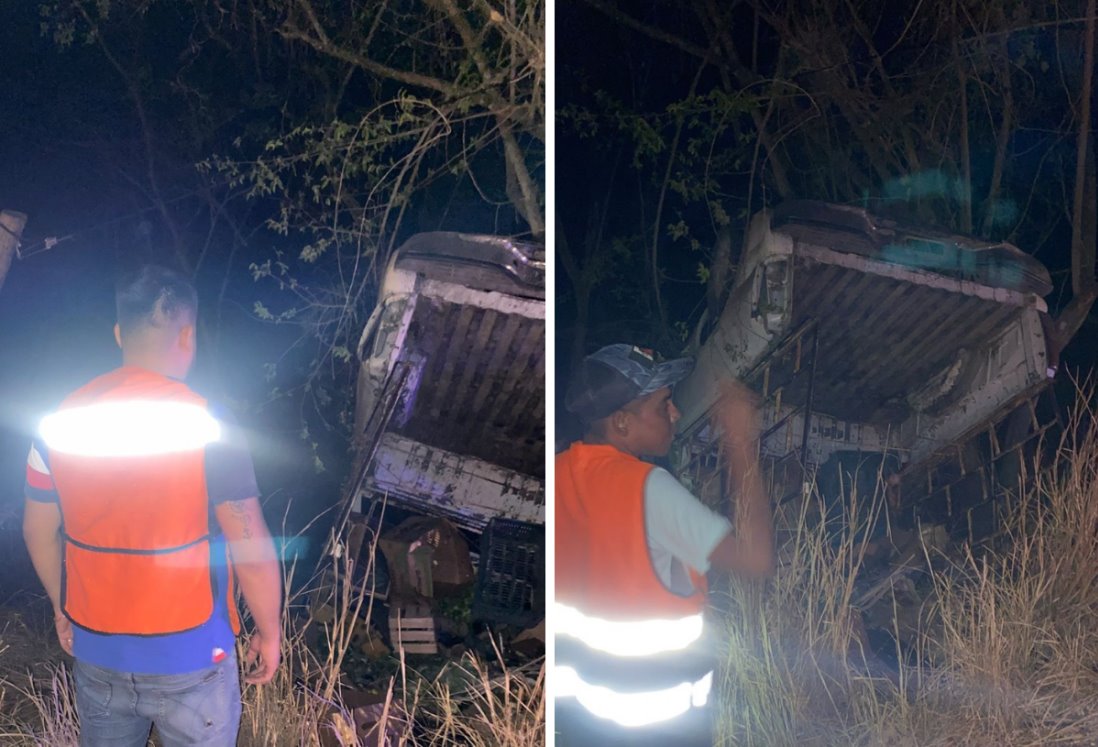 Vuelca camioneta en poblado de Joachín, en Tierra Blanca