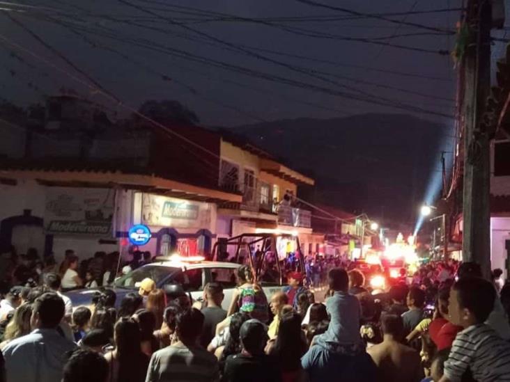 ¡Saldo rojo! Muere mujer tras balacera en Carnaval de Jalcomulco