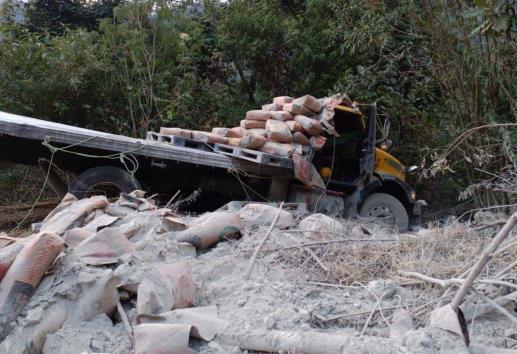 Camión cargado de cemento se accidenta en la carretera Orizaba-Zongolica