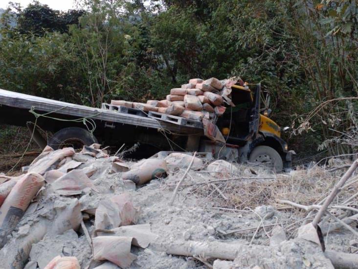 Camión cargado de cemento se accidenta en la carretera Orizaba-Zongolica