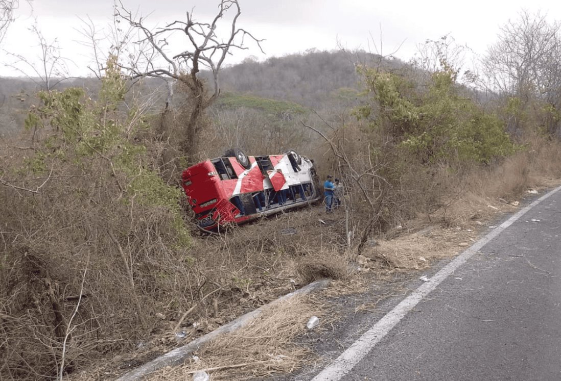 Volcadura de camión de turistas en Actopan deja 45 lesionados