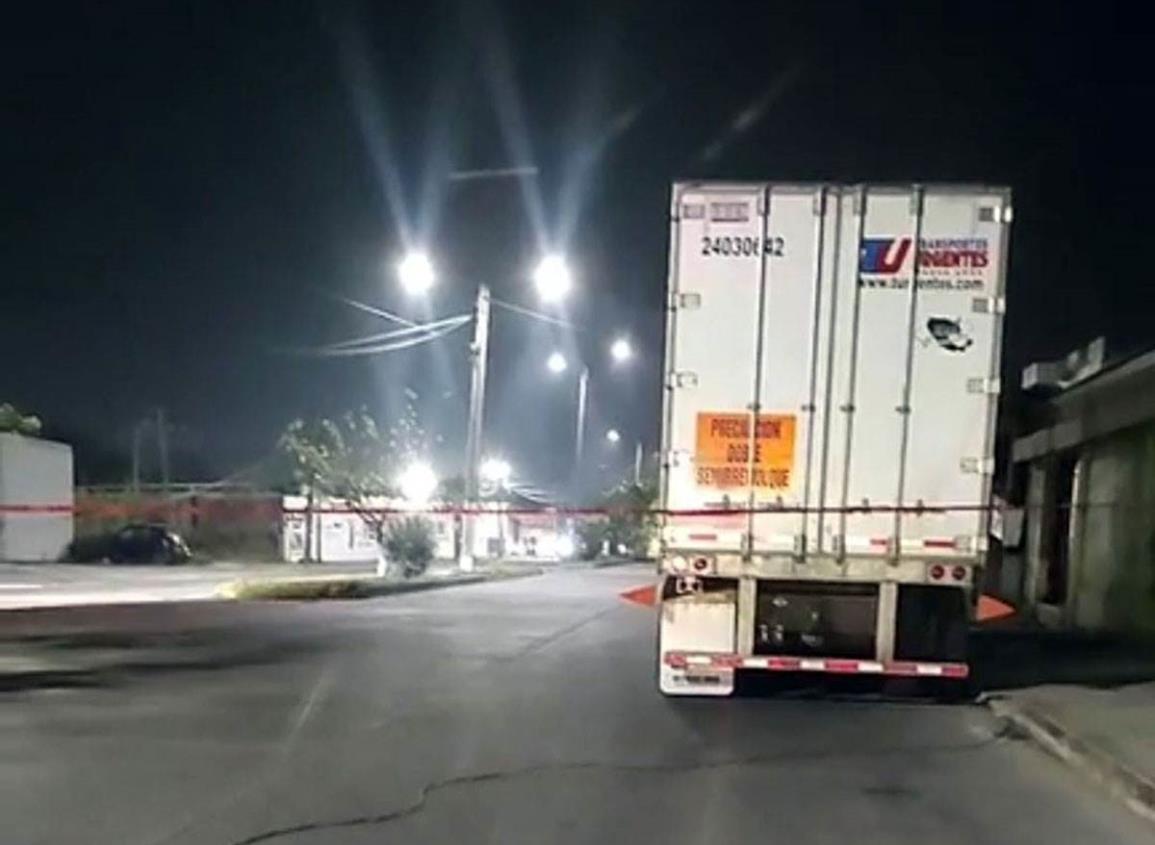 Tráiler revienta cableado y deja sin luz a esta colonia de Nanchital