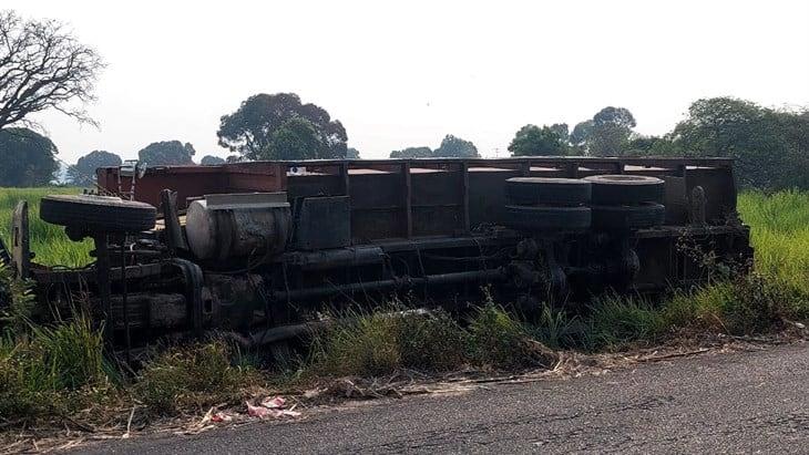 Vuelca camión torton a un costado de la carretera Córdoba-Veracruz