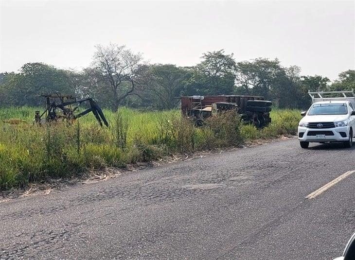 Vuelca camión torton a un costado de la carretera Córdoba-Veracruz