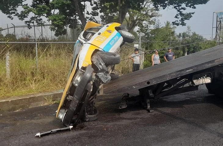 Volcadura de taxi deja a una persona lesionada en Córdoba; ¿qué ocurrió?