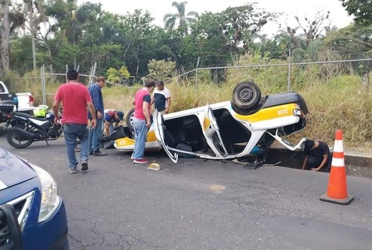 Volcadura de taxi deja a una persona lesionada en Córdoba; ¿qué ocurrió?