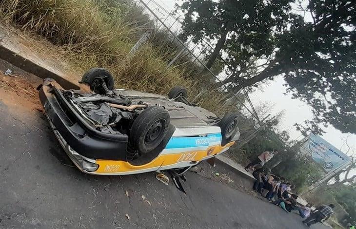 Volcadura de taxi deja a una persona lesionada en Córdoba; ¿qué ocurrió?