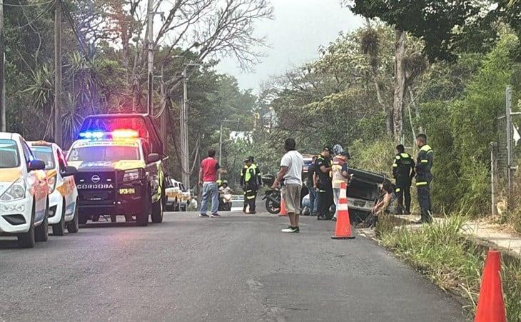 Volcadura de taxi deja a una persona lesionada en Córdoba; ¿qué ocurrió?