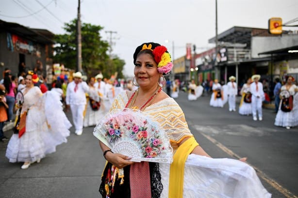 Papaqui de Carnaval puso a bailar a todos en la colonia Carranza de Boca del Río | VIDEO