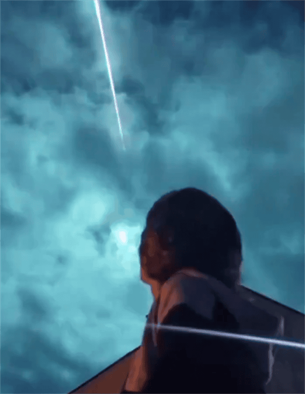 Como de película, joven capta por accidente caída de meteorito y se vuelve viral | VIDEO