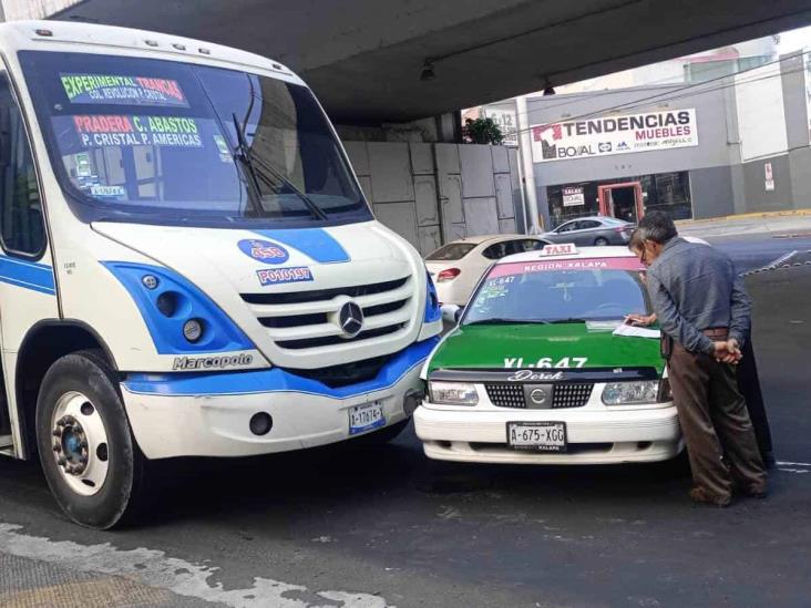 En Xalapa, chocan autobús y taxi por no respetar el Uno x Uno