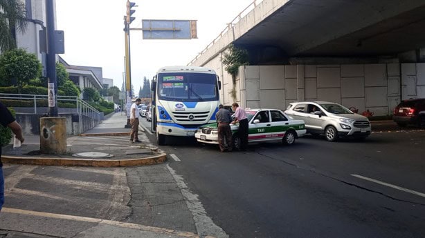 En Xalapa, chocan autobús y taxi por no respetar el Uno x Uno