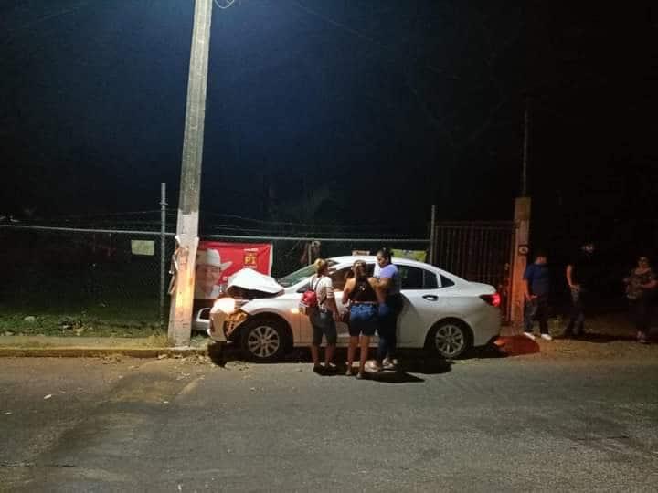Conductor impacta su automóvil contra un poste de luz rumbo a La Antigua, Veracruz