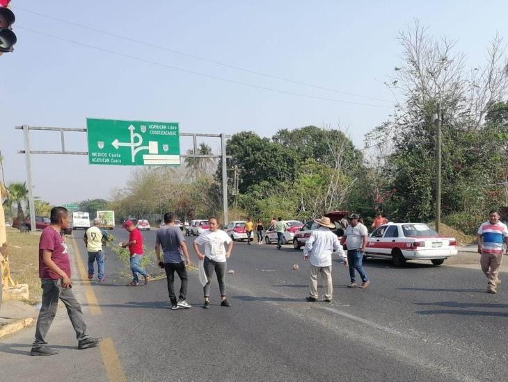 Taxistas de Cosoleacaque bloquean carretera Transístmica por este motivo