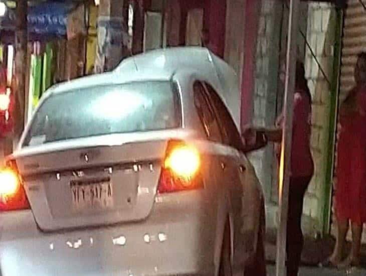 Automovilista en Medellín de Bravo pierde el control y choca contra un poste de luz