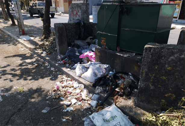 Vecinos del Infonavit Chiveria en Veracruz exigen un basurero adecuado