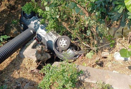 En Córdoba, auto se queda sin frenos y termina en un barranco