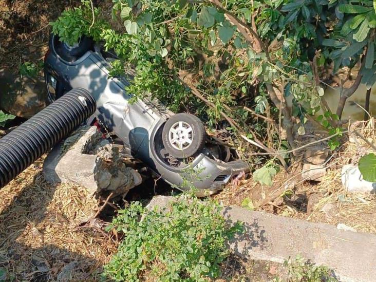 En Córdoba, auto se queda sin frenos y termina en un barranco