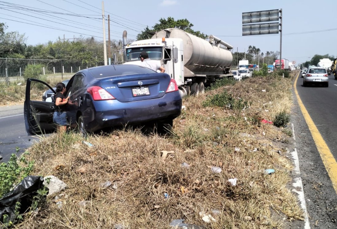 Accidente en carretera Veracruz-Xalapa: Conductora pierde el control y termina en el camellón