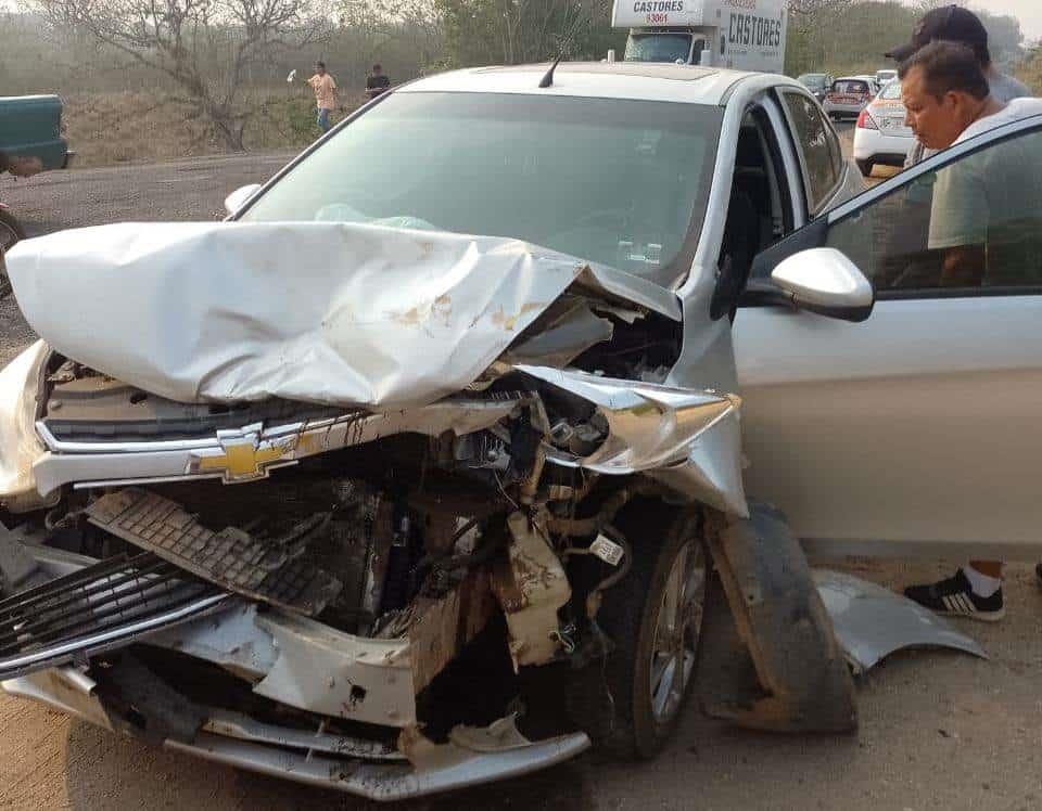 Choque y volcadura de taxi deja a matrimonio herido en Acayucan 