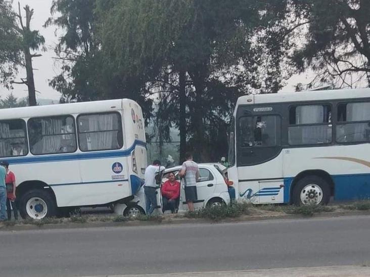 ¡Carambolazo! Autobuses y auto chocan en bulevar de Banderilla; hay un lesionado