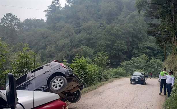 En Altotonga, ebrio conductor estuvo a nada de caer a un barranco