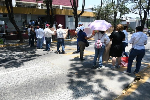 Trabajadores del Issste realizan bloqueo en Xalapa; esto exigen