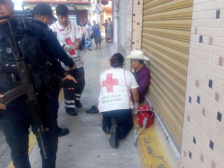 Persona adulta sufre desvanecimiento en calles de Misantla