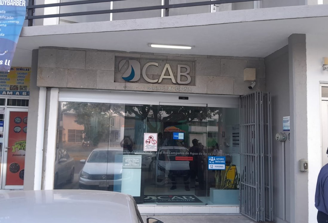 Protestan en oficinas de CABoca por falta de agua; abuchean a encargados | VIDEO