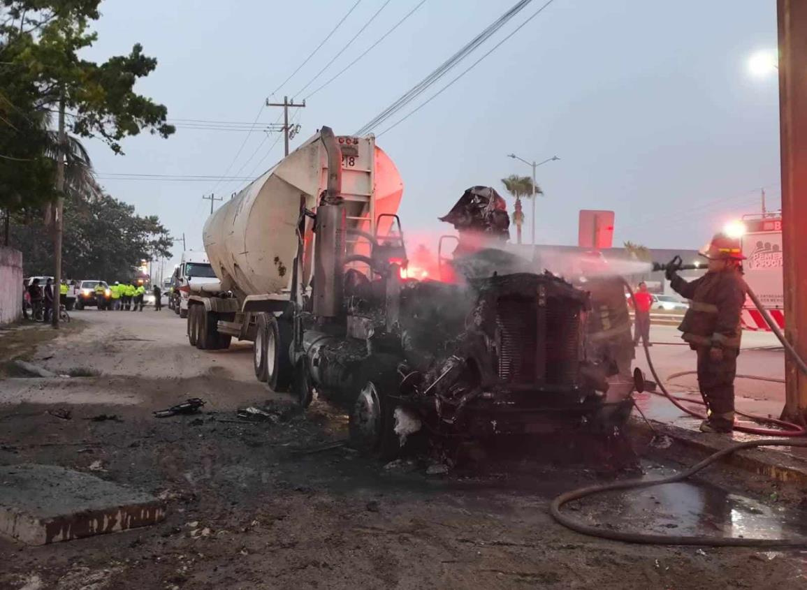 Se prende tractocamión en una de las salidas de Coatzacoalcos | VIDEO