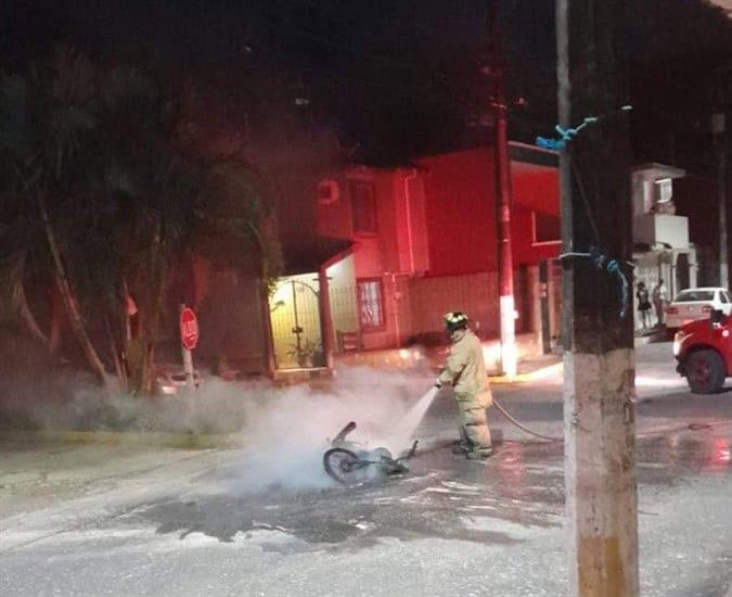 Moto termina en cenizas tras ser impactada por camioneta