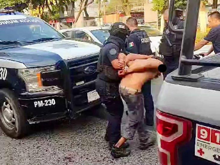 ‘Enloquecido’ sujeto agrede a policía y a pasajeros de un autobús en Poza Rica