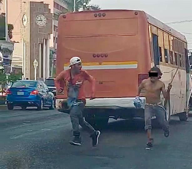 ‘Enloquecido’ sujeto agrede a policía y a pasajeros de un autobús en Poza Rica