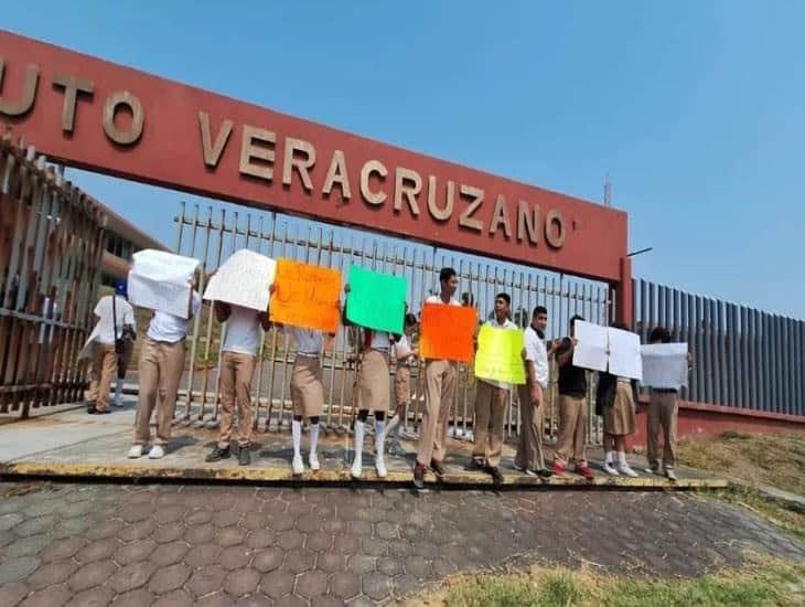 Por falta de luz y aire acondicionado se manifiestan estudiantes del Ilustre Instituto Veracruzano