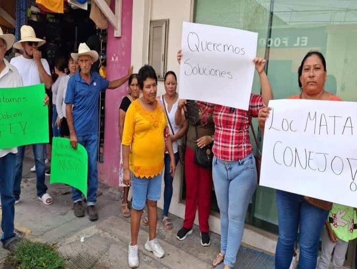 Por falta de luz ciudadanos de Soledad de Doblado se manifiestan en la CFE