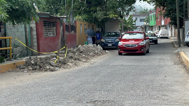 ¿Y quién recoge el escombro? Reparan tubería y olvidan cerrar agujero en Poza Rica