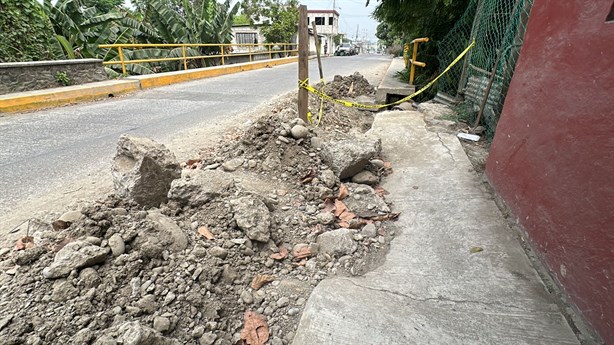 ¿Y quién recoge el escombro? Reparan tubería y olvidan cerrar agujero en Poza Rica