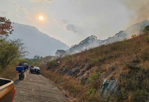 Se incendia el cerro Tlahuitompa en San Andrés Tenejapan